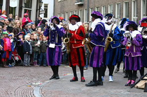 pepernotenband speelt op de grote markt in Haarlem